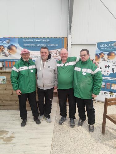 Des membres de la section pétanque en stage avec Philippe Quintais, multiple champion du monde de pétanque